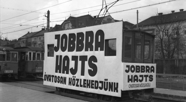 „Jobbra hajts!”