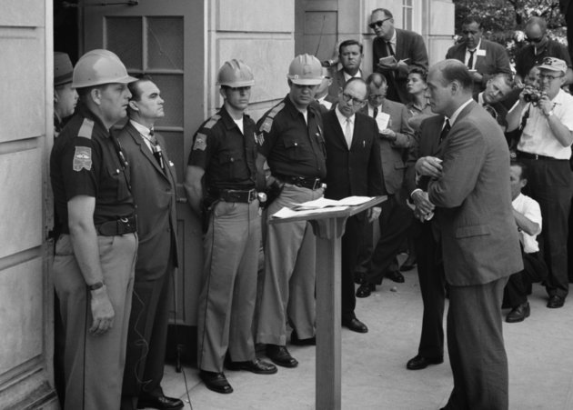 George Wallace az Alabamai Egyetem épület előtt tüntet a deszegregáció visszaállításáért