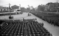 A Néphadsereg díszszemlét tart a Hősök terén felállított dísztribün előtt 1950. április 4-én