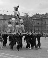 Ötvenhatosok tere (Felvonulási tér), 1956. május 1-i felvonulás, háttérben a Dózsa György út épületei