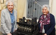 A Bletchley Park két egykori kódfejtője egy Lorenz SZ42-es kódológéppel 