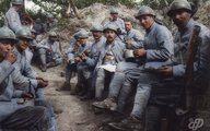 Levest kanalaznak a 204. gyalogezred katonái a lövészárokban Bois des Buttes özelében