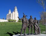 Szoborcsoport a utahi Manti városában, mely azt szimbolizálja, az indiánok hogyan hívták be a mormon telepeseket