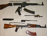 A Sturmgewehr-44 (felül) és az AKM (alul) részlegesen szétszerelve