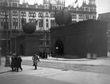 1919, Ferenciek tere (Kígyó tér), Pázmány Péter és Werbőczy István szobra május 1-i dekorációval eltakarva, háttérben a Párizsi udvar