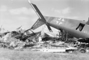 A Brit Királyi Légierő katonái ellenőriznek egy Junkers Ju 52 típusú szállítórepülőt Flensburgban 