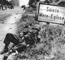 Amerikai ejtőernyős Sainte-Mère-Église határában, 1944 június (kép forrása: d-daybattletours.co.uk)