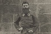 Ned Kelly láncban (kép forrása: abc.net.au)