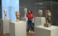 Modigliani olasz festőművész 1911-1912-ben készített női fejszobrait nézi egy alkalmazott a londoni Tate Modern galériában 2017. november 21-én (Kép forrása: MTI / EPA / Andy Rain)