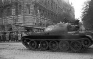 Szovjet T-54 típusú harckocsi a Szent István (akkor Néphadsereg) körúton a színlelt kivonulás idején, 1956. október 31. (kép forrása: Wikimedia Commons)