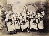 Millenniumi kiállítás: A Pilseni sörcsarnok személyzete. A felvétel 1897-ben készült. (Fortepan / Budapest Főváros Levéltára)