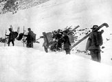 Magyar munkabrigád szállásépítéshez való elemekkel a Dolomitokban, 1916.