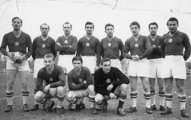 Az Aranycsapat 1953-ban: Lóránt Gyula, Buzánszky Jenő, Hidegkúti Nándor, Kocsis Sándor, Zakariás József, Czibor Zoltán, Bozsik József, Budai II László, guggol: Lantos Mihály, Puskás Ferenc, Grosics Gyula (Fortepan / Erky-Nagy Tibor)