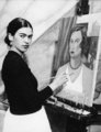 Frida Kahlo Mrs. Jean Wright portréján dolgozik