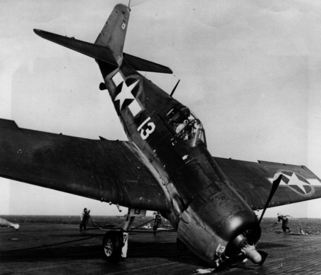 Egy amerikai F6F Hellcat vadászrepülő kényszerleszállás után repülőgép-hordozója fedélzetén a Kwajalein-atollnál, 1943. december