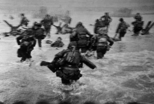 Homályos kép Normandiából (kép forrása: Wikimedia Commons/ Robert Capa - https://www.magnumphotos.com/newsroom/conflict/robert-capa-d-day-omaha-beach/ CC BY-SA 4.0)