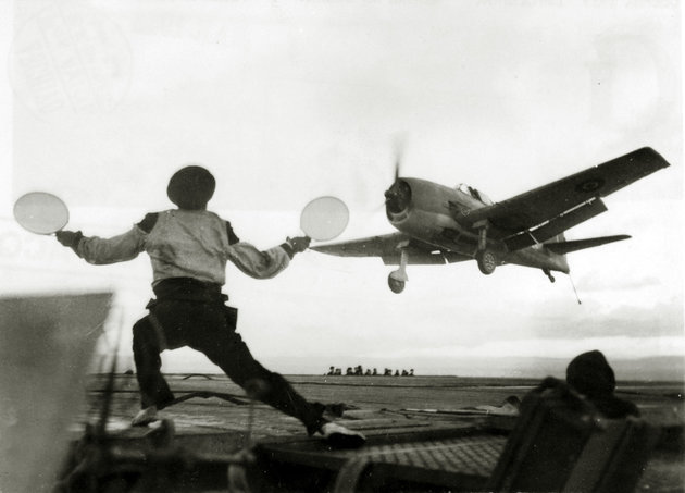 A brit flotta egyik Hellcatje száll le az HMS Ravager fedélzetén, 1944.