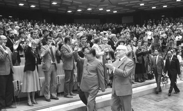 Találkozó Erich Honeckerrel Kelet-Berlinben, 1980 (kép forrása: Wikipédia /  Bundesarchiv, Bild 183-1984-0601-041 / Mittelstädt, Rainer / CC-BY-SA 3.0 de) 