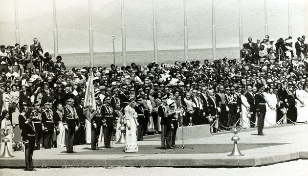 Mohammad Reza sah és Farah császárné a perszepoliszi ünnepségen, amelyen a perzsa monarchia megalapításának 2500. évfordulójáról emlékeztek meg,1971. október.