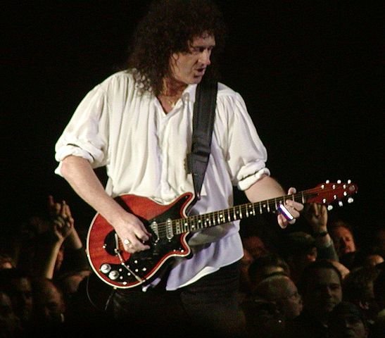 Brian May egy 2005-ös fellépésen (Wikipedia / Thomas Steffan / CC BY-SA 3.0)