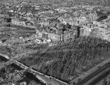 A Reichstag. Az épület tornyait 1941-ben flaktornyokká, vagyis légvédelmi épületrészekké alakították át. A pincében a háború alatt szülészeti klinikát rendeztek be