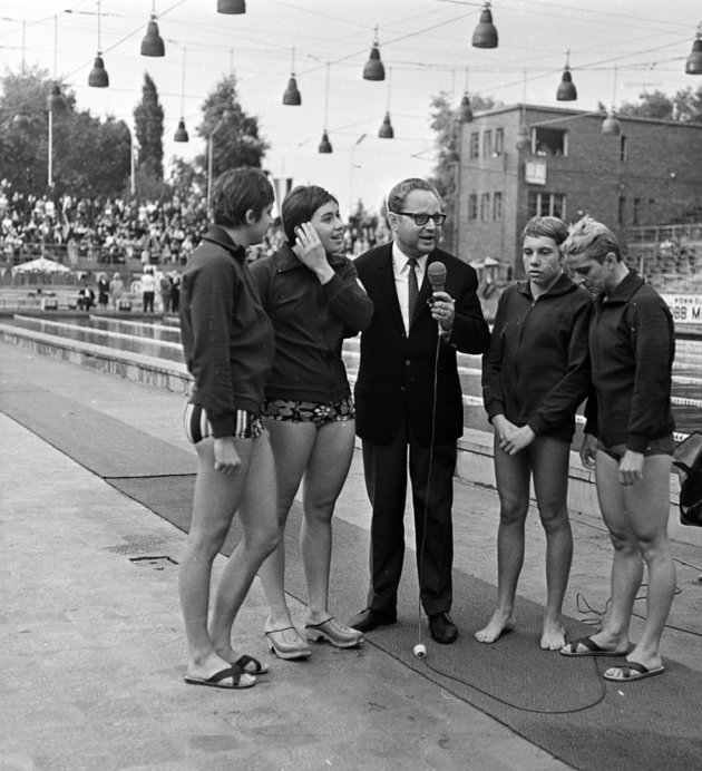 A többszörös Európa csúcstartó 4x100-as magyar gyorsváltó tagjai, Patóh Magda, Gyarmati Andrea, Kovács Edit és Turóczy Judit Szőnyi János sportriporterrel (Fortepan / MHSZ)