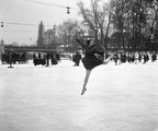 Akrobatikus mozdulat a Városligeti Műjégpályán 1935-ben