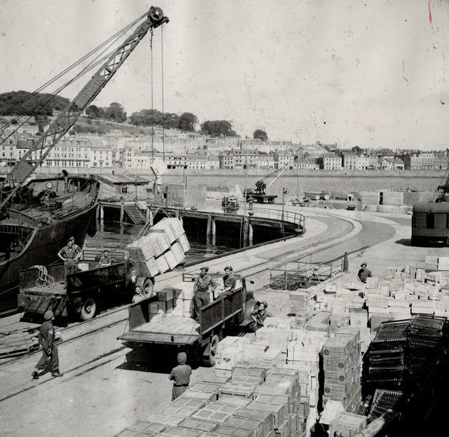 Brit katonák élelmiszerszállítmányt rakodnak ki a guernseyi St. Peter Portban, 1945. július