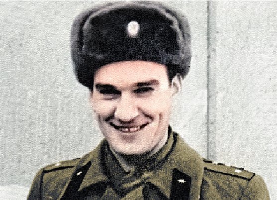 Stanislav Petrov egy színezett fényképen