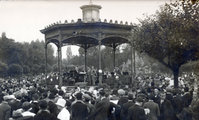 A Székesfővárosi Zenekar hangversenye az Iparcsarnok előtti zenepavilonban, a karmester Bor Dezső. (kép: Fortepan / Budapest Főváros Levéltára / Klösz György fényképei)