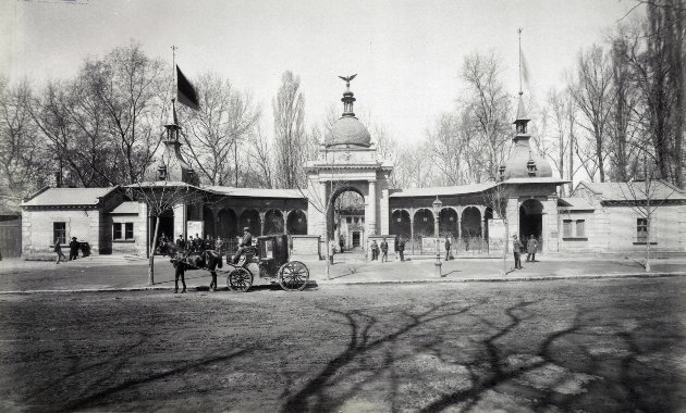 Az Állatkert régi főkapuja az 1890-es években (forrás: Fortepan / Budapest Főváros Levéltára / Klösz György fényképei)