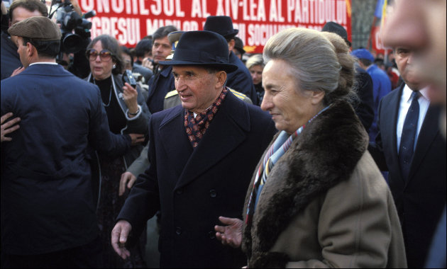 Nicolae Ceaușescu és neje, Elena Ceaușescu a Román Kommunista Párt gyűlésén után, 1989-ben Bukaresten.