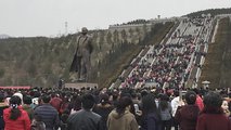 Demonstrálók a pártvezér szobránál