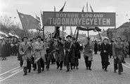 Ötvenhatosok tere (Felvonulási tér), 1956. május 1-i felvonulás, jobbra a Dózsa György út házsora 