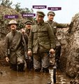 Térdig sárban: balra Beauchamp Magrath őrnagy a 8. kelet-lancashire-i ezredtől (1916. június 2-án hunyt el), a jobb oldalon Paul Hammond kapitány, aki 1916. február 25-én veszítette életét. A középen állókat nem ismerjük.