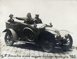 11/18 HP Renault az első magyar kiskocsi versenyen. 1912. VI. 5-8. Magyar karosszériáját készitette Glattfelder Dezső budapesti autókarosszéria gyáros. Volánnál: Vértes, mellette Cocron János, Helios munkatársa, Atkári István pneu. szerelő. 