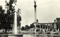 Búcsúzóul és emlékeztetőül idézzük fel még egyszer a parkosított Hősök tere látványát egy 1937-ből származó felvétellel (képes levelezőlap, magángyűjtemény)