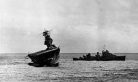 A már erősen balra dőlő USS Yorktown repülőgép-hordozó (kép forrása: mysanantonio.com)