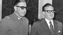 Pinochet Allendével a haderő ideiglenes parancsnokává való kinevezése után, mindössze három héttel a puccs előtt (kép forrása: Public Radio International)