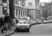 Taxisor a Keleti pályaudvar indulási oldalánál, 1990. (Fortepan/Erdei Katalin)