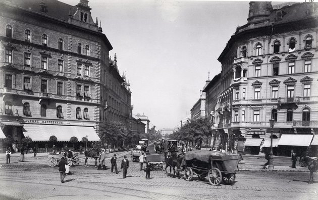 A szekerek is balra tartottak – a kép 1895 körül készült a Baross téren (Kép forrása: Fortepan/Budapest Főváros Levéltára)