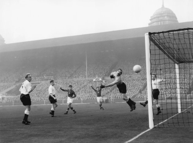 Billy Wright és Alf Ramsey nézi, ahogy az angol hálóban landol a labda 1953. november 25-én