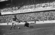 Üllői út, FTC pálya, Ferencváros - Slavia (8:3) húsvéti torna meccs. Deák gólt lő (1949)