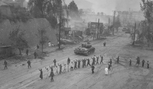 ENSZ csapatok észak-koreai hadifoglyokat gyűjtenek össze Szöulban 1950 szeptemberében