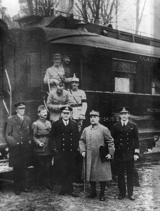 A francia Weygand tábornok, a brit Wemyss admirális és a francia Foch marsall a fegyverszünet aláírását követően, 1918. november 11.