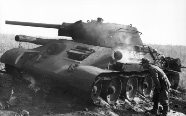 Egy kilőtt  T-34-es (Wikipédia/ Bundesarchiv, Bild 101I-219-0553A-36 / Koch / CC-BY-SA 3.0)