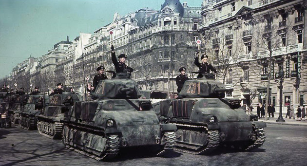Francia harckocsikkal felvonuló német katonák Párizsban (kép forrása: Wikipédia /  Bundesarchiv, N 1576 Bild-007 / Herrmann, Ernst / CC-BY-SA 3.0)
